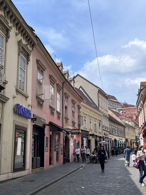 Die Gasse führt direkt in Zagrebs Altstadt