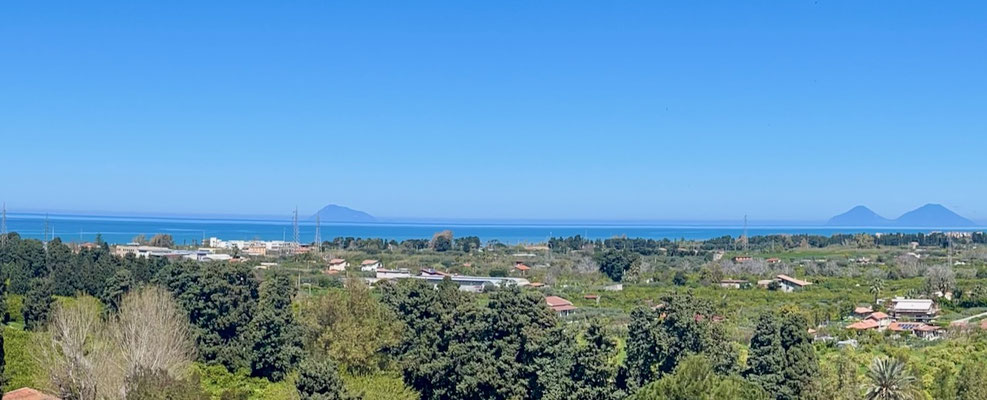 Von dort gibt es einen herrlichen Ausblick bis zu den Liparischen Inseln