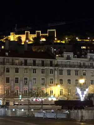 Das Castelo Sao Jorge am weihnachtlichen Leuchten