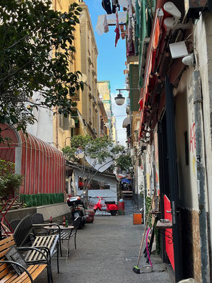 Napoli's Gassen - nicht immer ganz so charmant. Schmutz, Unrat und üble Gerüche zeugen vielerorts von Armut und hartem Überlebensalltag
