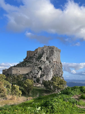 Bekannt für sein Castello Manfredonico aus dem 14. Jh., das direkt auf den Fels gebaut bzw. mit ihm verbunden ist