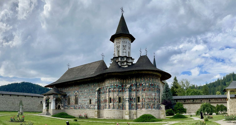 Klosterkirche Sucevita mit den erstaunlich gut erhaltenen Fresken an den Aussenmauern, eines von vielen und sehenswerten Moldauklöster (UNESCO Weltkulturerbe) in der historischen Region Bukowina