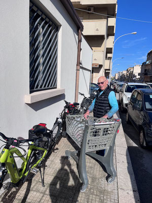 Abenteuerliche Radfahrt zum Einkauf - Parkmöglichkeit beim Supermarkt exklusiv auf gegenüberliegendem Trottoir!