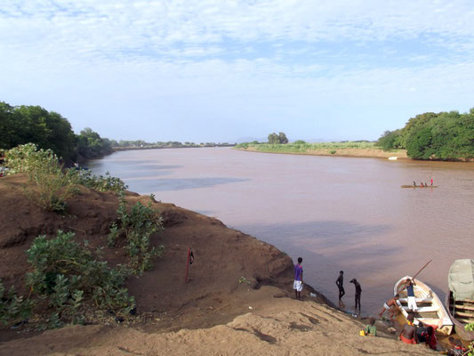 Le Fleuve Omo. A Omorate l'ethnie Dassanech. Voyage Séjour Trek Trekking Randonnée Road Trip en Ethiopie Visite de la Vallée de l'Omo en Ethiopie. 