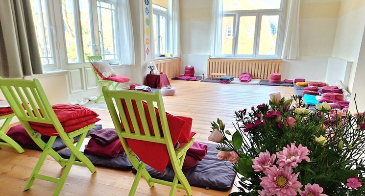 Der helle, freundliche Meditationsraum