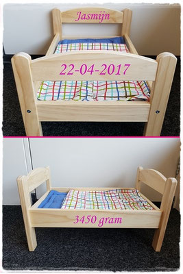 Poppenbedje met naam en datum gegraveerd of bestickerd €25,00 Incl. dekentjes