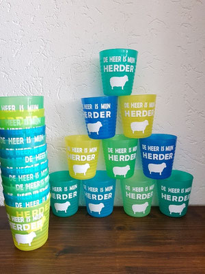 Beker met naam en/ of afbeelding €1,00 De bekers worden in verschillende kleuren door elkaar geleverd.