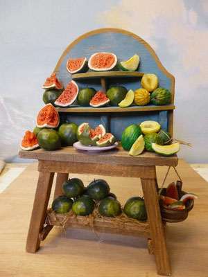 Code #33 - Counter of watermelon.  Precolored waxes. Banco di angurie. Cere precolorate.