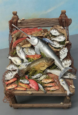 Code 31 c - Banco dei pesci per figure da 18-20 cm: dimensioni (15x17), altezza cm 18, i pesci sono in cera dipinta - the fishes are in painted wax.
