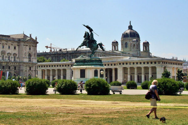 vor der Hofburg