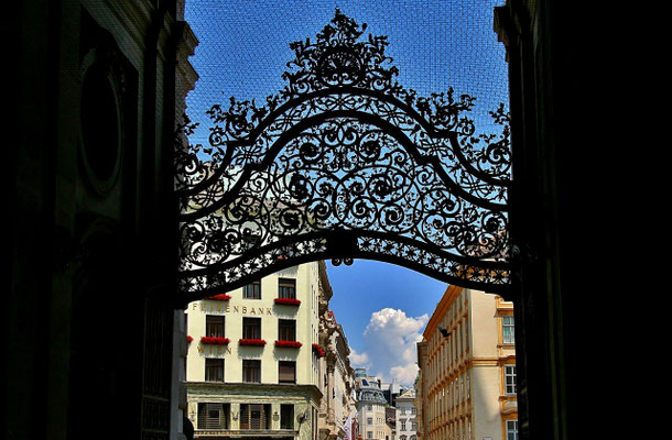 Hof-Ausblick mit herrlicher Schmiedekunst