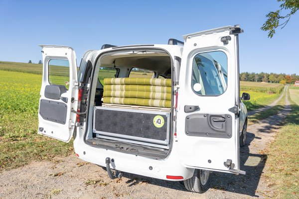 Campingbox in Auto mit Matratze