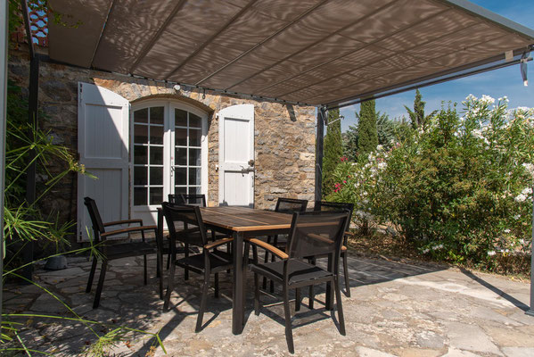 Terrasse avec pergola et salon de jardin 