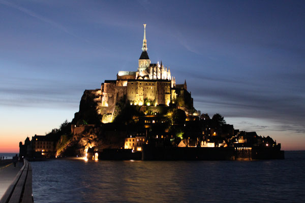 Mont-Saint-Michel bei Nacht