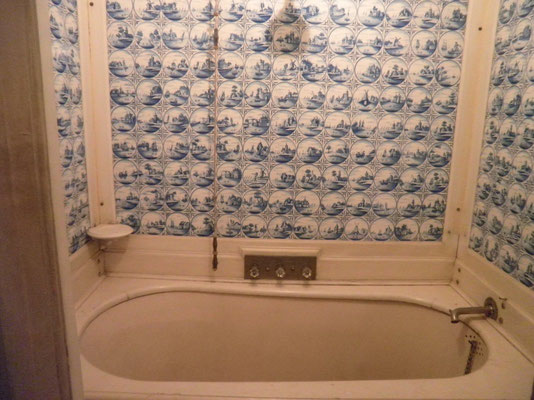 Salle de bains, évidemment plus récente, destinée aux invités de marque qui étaient logés ici