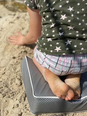 Sitzerhöhungen als Bodenkissen im Sand