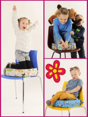 Verschiedene Stühle mit passenden Sitzerhöhungen, auf denen Kinder sitzen