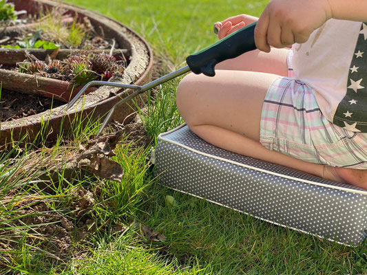 Sitzerhöhungen als Bodenkissen im Garten