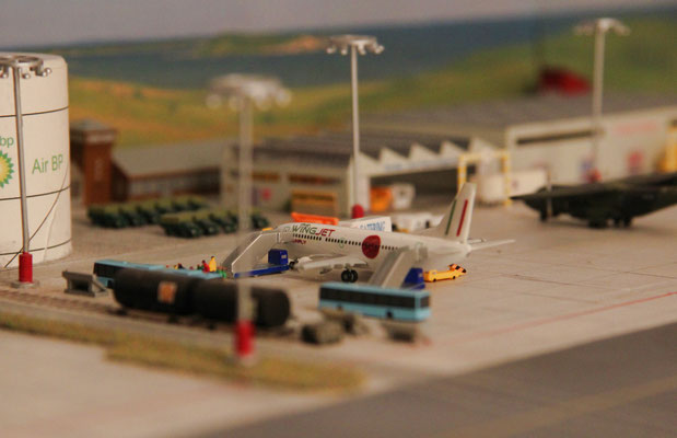 Wingjet Sunfly verstärkt seine Präsenz am Airport. Im Hintergrund die neue Halle zur Unterstellung von Containerfahrzeugen.