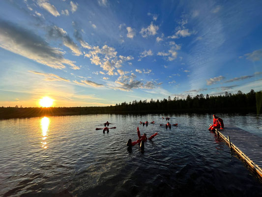  Floating in Thermoanzügen in einem See in Finnland ©My own Travel