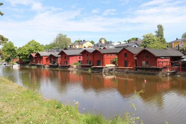 rote Holzhäuser am Fluss Porvoonjoki in Poorvo ©My own Travel