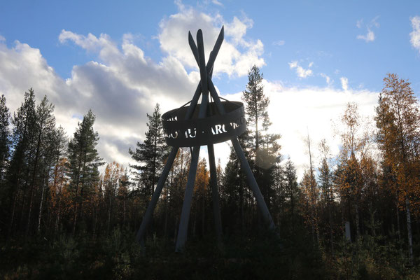 Moderne Skulptur, die den Arctic Circle bei Kemijärvi markiert ©My own Travel