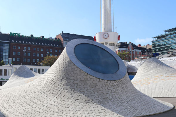 der Lasipalatsi-Platz bildet das futuristisches Dach mit runden Fenstern für das Kunstmuseum Amos Rex in Helsinki ©My own Travel
