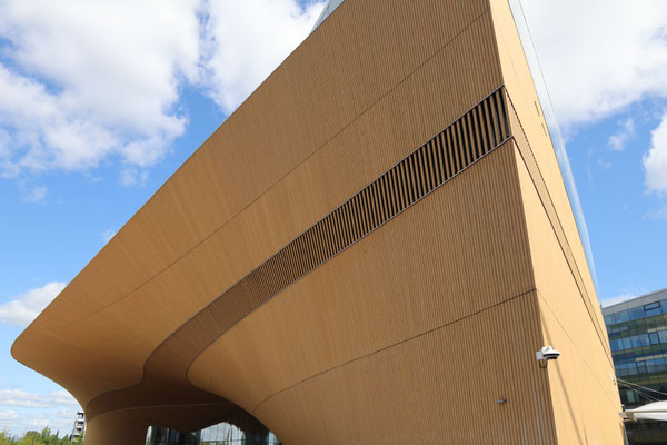 Geschwungene Holzfassade der Oodi Bibliothek, Helsinki ©My own Travel