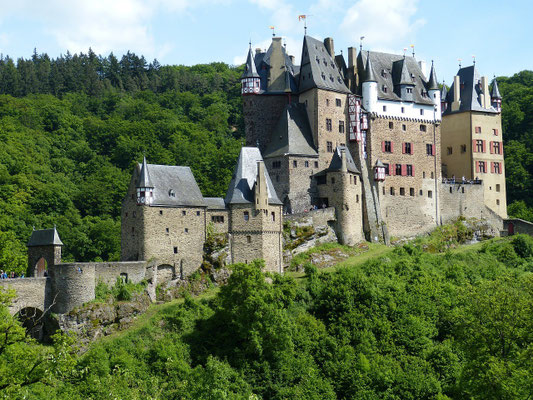 Burg Eltz inmitten von grünem Wald in der Nähe der Mosel