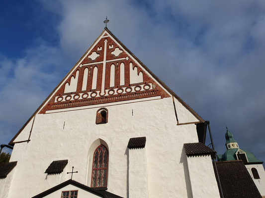 weiße Kathedrale in Poorvo mit rotem Backsteingiebel ©My own Travel