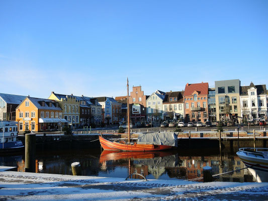 der Hafen in Husum, leicht mit Schnee überzuckert, idyllisch im der Wintersonne