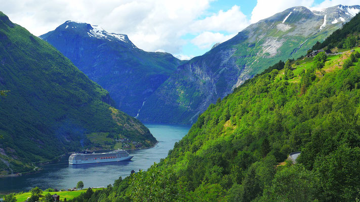 Geiranger Fjord mit Kreuzfahrtschiff