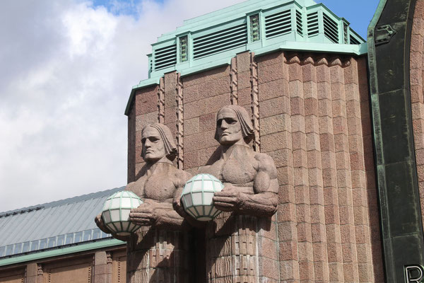 mächtige Steinfiguren in der Fassade des Bahnhofs in Helsinki©My own Travel