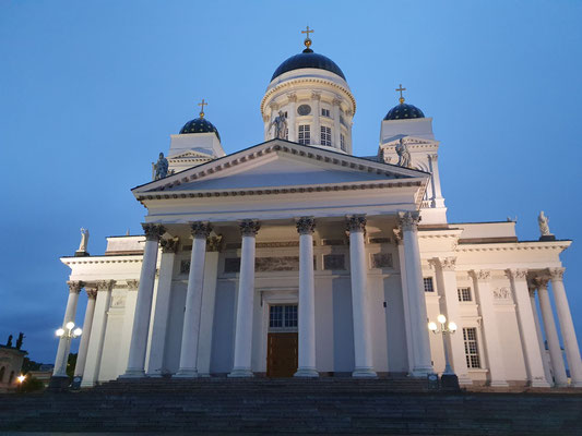 weißer Dom mit Säulenfassade, Helsinki ©My own Travel