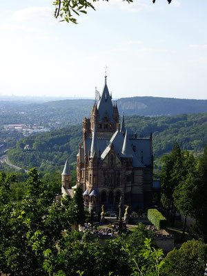 Schloss Drachenburg hoch über Königswinter am Rhein