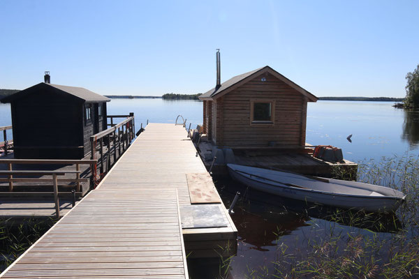 Hütten mit Steg der Seesauna, Apukka Resort, Rovaniemi ©My own Travel