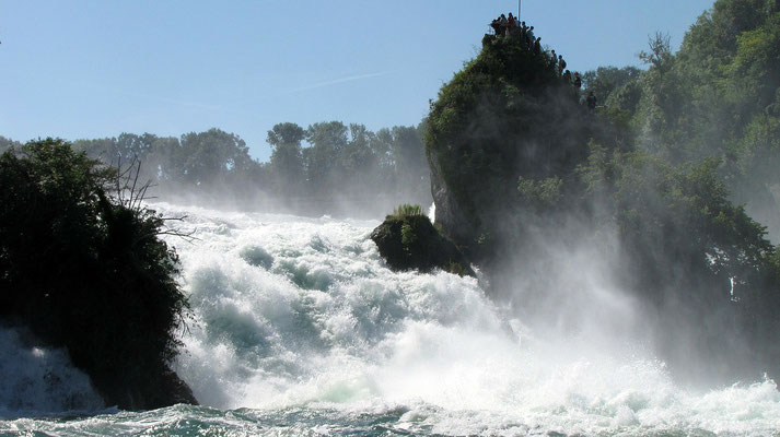 tosender Wasserfall mit Gischt bei Schaffhausen