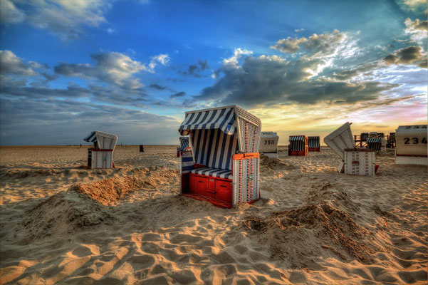 Strandkörbe im Sand in der Abendsonne an der Nordsee