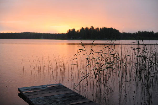 Idyllische Abenddämmerung am See in Schweden