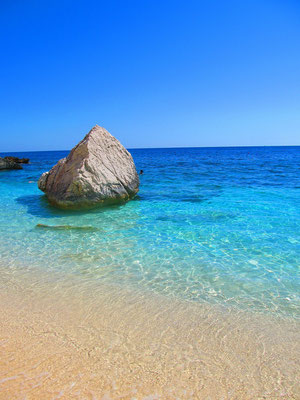 Sardinien - Strand mit türkisfarbenem Meer und Felsblock im Wasser