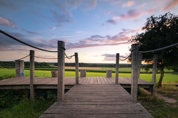 Der Klimasteg am Weyerberg in Worpswede im Abendlicht
