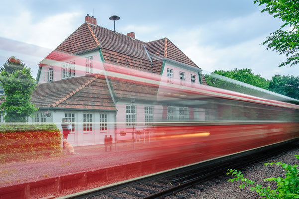 Der Moorexpress vor dem historischen Vogeler Bahnhof. 