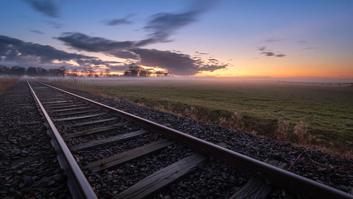 Der Abendhimmel über den Bahnschienen der Moorexpress-Strecke bei Worpswede