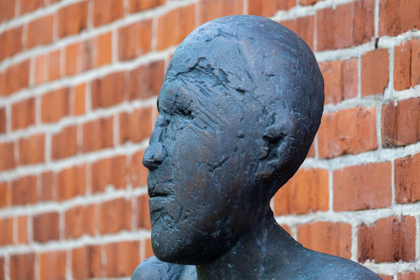 Der große Sockeltorso XXXIII des Bildhauers Waldemar Otto steht vor der Worpsweder Tourist-Info.