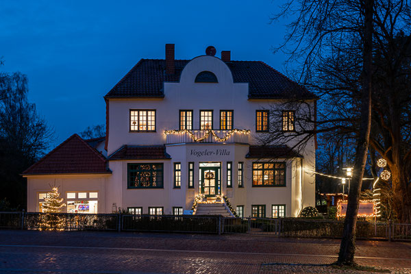 Die Vogeler-Villa in der Bergstraße in weihnachtlicher Beleuchtung.