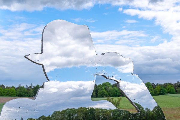 Zehn Spiegelfiguren hat der Künstler Roland Darjes in der Worpsweder Landschaft aufgestellt. Im Bild der “Mann mit Fernglas”.