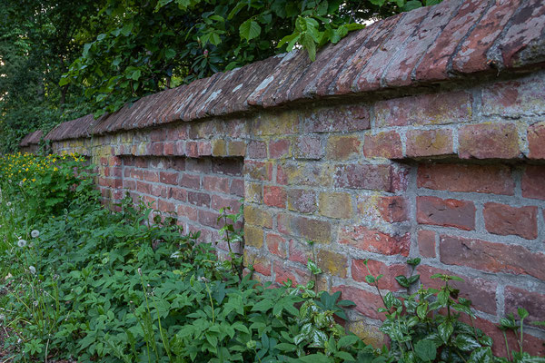 Historische Mauer in der Bauernreihe.