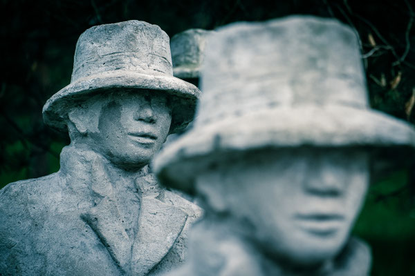 Die Figurengruppe am Dorfplatz in der Bergstraße wurde von dem Bremer Künstler Jimi Paesler entworfen.