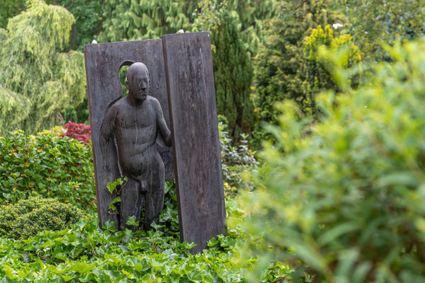 Waldemar Ottos Skulptur "Der Übergang" auf dem Worpsweder Friedhof.   