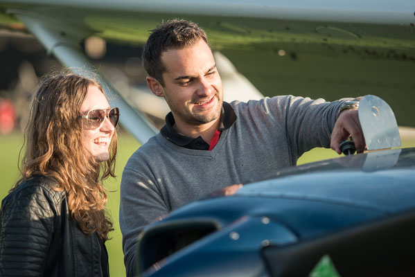 Instruktionen am Flugzeug